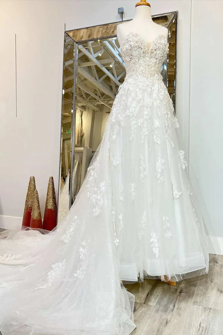 Vestido de novia largo con escote en forma de corazón y apliques florales y cola amplia